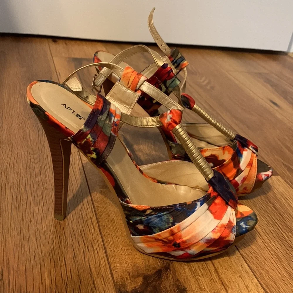 Barely worn heels. - Picture 2 of 6